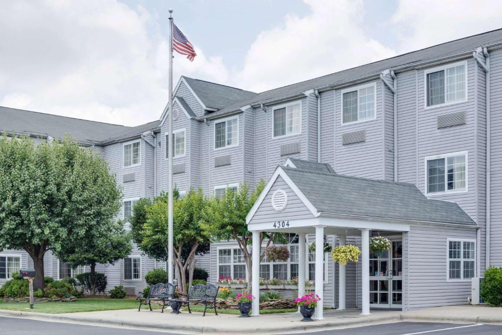 Microtel Inn by Wyndham Greensboro Main image 1